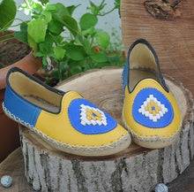 Load image into Gallery viewer, Front Yellow Back Blue - Flat Shoes