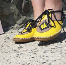 Load image into Gallery viewer, Front Yellow Back Black Bayan Yemeni