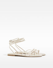 Load image into Gallery viewer, Bağcıklı bantlı düz sandalet
