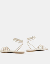 Load image into Gallery viewer, Bağcıklı bantlı düz sandalet
