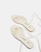 Load image into Gallery viewer, Bağcıklı bantlı düz sandalet
