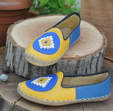 Load image into Gallery viewer, Front Yellow Back Blue - Flat Shoes
