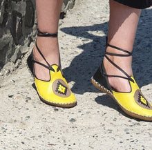 Load image into Gallery viewer, Front Yellow Back Black Bayan Yemeni
