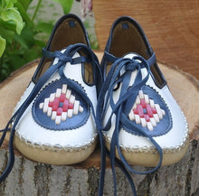 Load image into Gallery viewer, Front White Back Navy Blue Leather Yemeni
